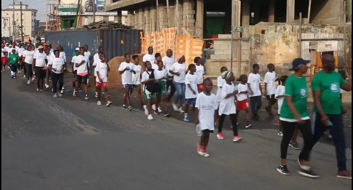 A l’initiative de l’homme d’affaires Willy Dave Douma, une marche sportive aura lieu au quartier Ngodi-Akwa et ses environs ce dimanche 22 décembre 2024. Placée sous le signe du vivre-ensemble, cette deuxième édition s’inscrit dans la même logique que la première. Elle prône le partage et l’échange dans ce quartier du 1er arrondissement de Douala. Le top départ est prévu à 6h au lieu-dit « petit stade », situé à un jet de pierre du camp des sapeurs-pompiers à Ngodi. 