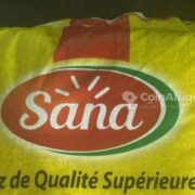 Un entrepôt de riz contrefait "Sana 25% Thaï" a été démantelé au quartier Bomono, dans le 4ème arrondissement de la ville de Douala. Selon le Réseau National des Consommateurs (RNC), une enquête menée par les éléments de la gendarmerie nationale en accord avec le ministère du Commerce a permis de constater que ledit entrepôt qui n'appartiendrait  pas à la société Green Valley Sarl, propriétaire de ladite marque, commercialise depuis belle lurette du riz de mauvaise qualité.