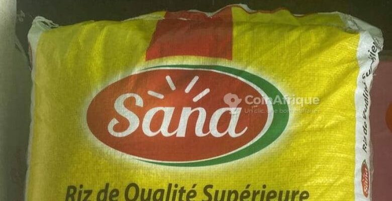 Un entrepôt de riz contrefait "Sana 25% Thaï" a été démantelé au quartier Bomono, dans le 4ème arrondissement de la ville de Douala. Selon le Réseau National des Consommateurs (RNC), une enquête menée par les éléments de la gendarmerie nationale en accord avec le ministère du Commerce a permis de constater que ledit entrepôt qui n'appartiendrait  pas à la société Green Valley Sarl, propriétaire de ladite marque, commercialise depuis belle lurette du riz de mauvaise qualité.