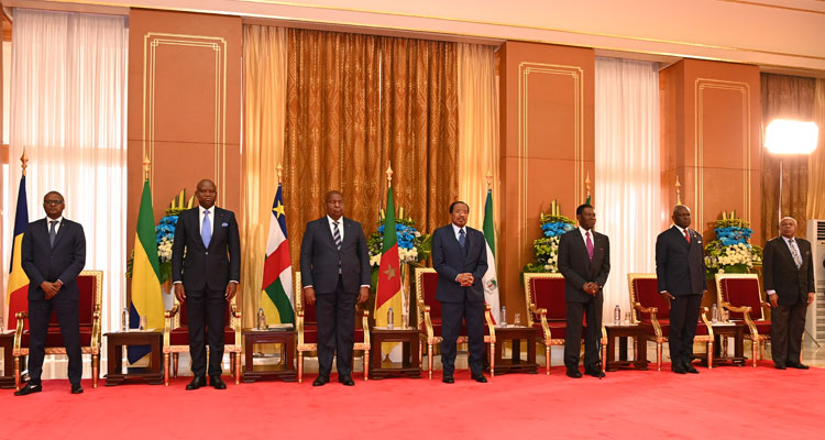 Le sommet extraordinaire des Chefs d’Etat de la Communauté Economique et Monétaire de l’Afrique Centrale (CEMAC) du 16 décembre 2024 à Yaoundé s’est achevé par une série de mesures visant à éloigner le spectre d’une crise économique et financière. Ces mesures consistent à accélérer la mise en œuvre du Programme des Réformes Economiques et Financières (PREF-CEMAC) et à prévenir une accumulation de déséquilibres budgétaires et extérieurs.