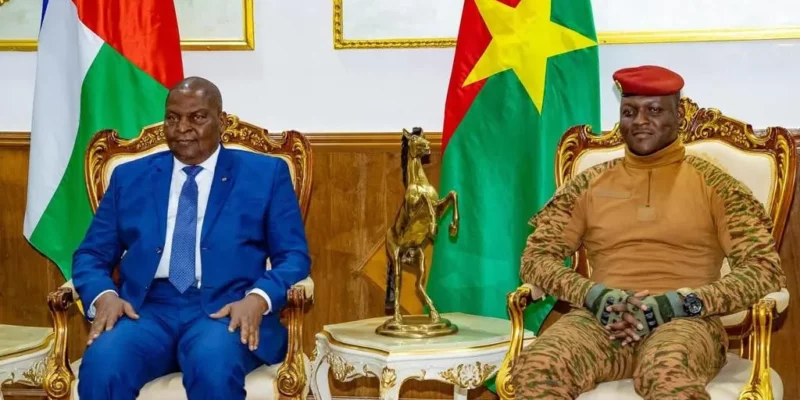 Le chef de l’Etat centrafricain a été accueilli à sa descente d’avion hier jeudi 19 décembre 2024 à l’aéroport international de Ouagadougou par son homologue burkinabè, le capitaine Ibrahim Traoré.