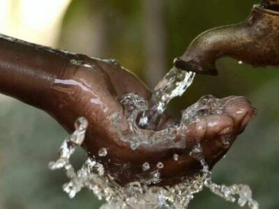 Selon le média panafricain, la société chargée de la distribution du précieux liquide au Cameroun serait engagée dans un bras de fer avec la Banque mondiale sur le prix de l’eau. L’entreprise nie tout en bloc dans une mise au point.  