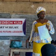 La Fondation Kuma Edison vient d’offrir des manuels scolaires et des bourses d’étude à plus de 120 jeunes filles élèves originaires des villages de l’arrondissement de Fungum dans le département de la Menchum, région du Nord-ouest.