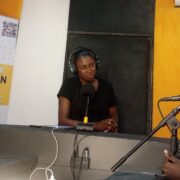Après trois ans et demi d’absence sur les ondes, la journaliste camerounaise de 30 ans réapparaît avec un concept sur les assurances qu’elle anime les mardis et jeudis sur DFM, une radio 100% économique.