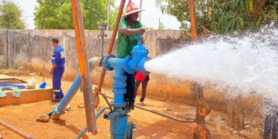 Selon un article publié hier sur le portail de Radio Intégration, certains consommateurs de la capitale économique camerounaise préfèrent l’eau du forage à celle de l’entreprise parapublique. Tentatives d’explication.