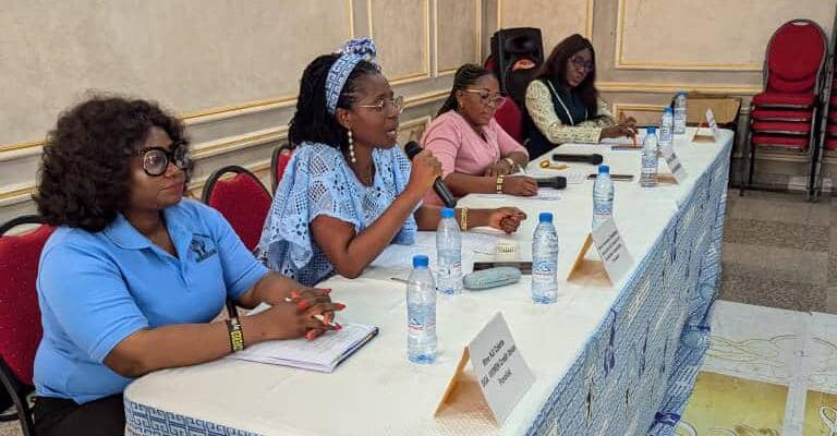 Les femmes du secteur financier, en particulier celles des coopératives de crédit de Douala, se sont réunies autour du thème : "Autonomisation des femmes et renforcement des communautés : un chemin vers la prospérité collective". Cette rencontre, organisée le 7 mars dans la salle de conférences de Mupeci, était une initiative de la Ligue des Coopératives de Crédit du Cameroun (CamCCUL), pour marquer la 40ème édition de la célébration de la Journée internationale de la femme (JIF), et visait à renforcer l'engagement de ces dernières dans le mouvement d'épargne et de crédit.