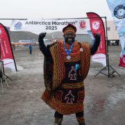 Les œuvres caritatives d’Afowiri Kizito Fondzenyuy, le marathonien camerounais qui parcoure le monde en Toghu