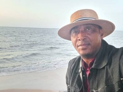 Je reviens du Gabon. Et ce que j’y ai vu m’a remué. Ce n’est pas seulement la beauté tranquille du littoral gabonais, ni les sourires pleins d’espoir que l’on croise dans les rues de Libreville. C’est ce frisson collectif, ce souffle nouveau que l’on sent, presque physiquement, dans l’air. Un peuple s’est levé. Un peuple a décidé d’écrire une autre histoire. Une histoire sans la tribu au centre.