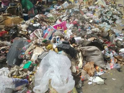 Cet espace marchand est visiblement oublié par le programme Douala Clean City piloté par la Mairie de la ville.