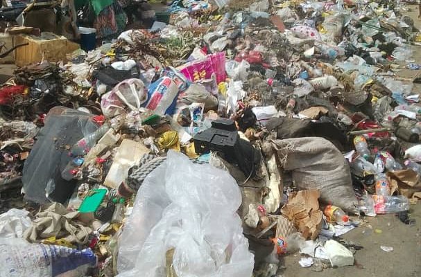 Cet espace marchand est visiblement oublié par le programme Douala Clean City piloté par la Mairie de la ville.