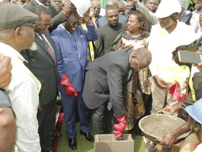 Le ministre du Commerce, Luc Magloire Mbarga Atangana, représentant le Premier ministre, chef du gouvernement, Dr Joseph Dion Ngute, a posé la première pierre de construction d’une station de stockage et de distribution de gaz domestique à Kumba, dans la région du Sud-Ouest.