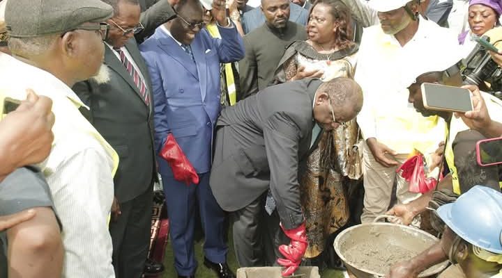 Le ministre du Commerce, Luc Magloire Mbarga Atangana, représentant le Premier ministre, chef du gouvernement, Dr Joseph Dion Ngute, a posé la première pierre de construction d’une station de stockage et de distribution de gaz domestique à Kumba, dans la région du Sud-Ouest.
