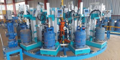 1 000 emplois et une énergie abordable suscitent l’espoir. L’envoyé du Premier ministre encourage la population à adopter le gaz domestique comme alternative au bois de chauffage pour préserver l’environnement. Met en garde les autorités administratives contre les pratiques frauduleuses. La population de Banshie bénéficiera d’une ligne électrique biphasée-triphasée. La SCDP est chargée de recruter des habitants du Nord-Ouest pour travailler au centre.