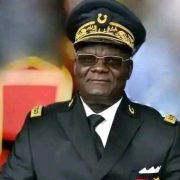 Face aux incidents liés à l’ivresse pendant les veillées funèbres, le préfet du Nyong et Mfoumou prend une décision forte : interdiction de la vente ambulante d’alcool sur les lieux d’obsèques. 