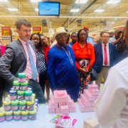 Alors que les étals camerounais débordent de produits venus d’ailleurs, la consommation locale peine à s’imposer dans les habitudes des citoyens. Entre ambitions économiques et blocages culturels, le Made in Cameroon cherche encore sa place dans le quotidien des ménages. Point sur les freins, les initiatives et les pistes pour redynamiser ce secteur stratégique.