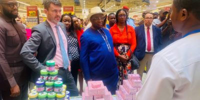 Alors que les étals camerounais débordent de produits venus d’ailleurs, la consommation locale peine à s’imposer dans les habitudes des citoyens. Entre ambitions économiques et blocages culturels, le Made in Cameroon cherche encore sa place dans le quotidien des ménages. Point sur les freins, les initiatives et les pistes pour redynamiser ce secteur stratégique.