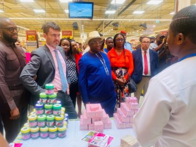 Alors que les étals camerounais débordent de produits venus d’ailleurs, la consommation locale peine à s’imposer dans les habitudes des citoyens. Entre ambitions économiques et blocages culturels, le Made in Cameroon cherche encore sa place dans le quotidien des ménages. Point sur les freins, les initiatives et les pistes pour redynamiser ce secteur stratégique.