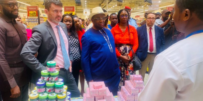 Alors que les étals camerounais débordent de produits venus d’ailleurs, la consommation locale peine à s’imposer dans les habitudes des citoyens. Entre ambitions économiques et blocages culturels, le Made in Cameroon cherche encore sa place dans le quotidien des ménages. Point sur les freins, les initiatives et les pistes pour redynamiser ce secteur stratégique.