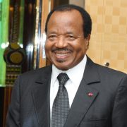 À quelques mois de l’élection présidentielle prévue en octobre 2025, les discussions s’intensifient autour de la possible candidature de Paul Biya, au pouvoir depuis 1982. Dans ce contexte, la déclaration de Léon Theiller Onana, conseiller municipal à Monatélé et militant du Rassemblement Démocratique du Peuple Camerounais (RDPC), attire l’attention. Ce dernier remet en question la légalité et l’opportunité politique d’une nouvelle candidature du président sortant. Retour sur les points clés de cette prise de position.