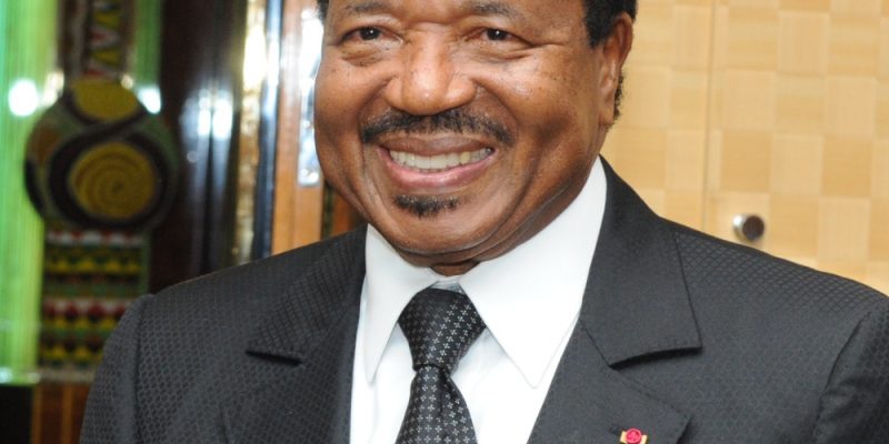 À quelques mois de l’élection présidentielle prévue en octobre 2025, les discussions s’intensifient autour de la possible candidature de Paul Biya, au pouvoir depuis 1982. Dans ce contexte, la déclaration de Léon Theiller Onana, conseiller municipal à Monatélé et militant du Rassemblement Démocratique du Peuple Camerounais (RDPC), attire l’attention. Ce dernier remet en question la légalité et l’opportunité politique d’une nouvelle candidature du président sortant. Retour sur les points clés de cette prise de position.