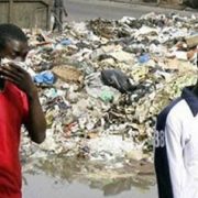 Convoqués en urgence cette semaine à Yaoundé par le ministère de l’Habitat et du développement urbain (MINDHU), les États généraux sur la gestion des ressources en déchets ont été organisés en réponse à une crise devenue critique : celle de nos villes, désormais assimilables à des décharges à ciel ouvert. L’absence de bacs, l’insuffisance de la logistique, la prolifération des dépôts anarchiques à chaque coin de rue et la faiblesse de la gouvernance locale ont fait de la gestion des déchets un enjeu de santé publique, mais aussi de dignité urbaine.