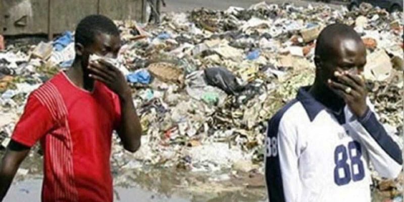 Convoqués en urgence cette semaine à Yaoundé par le ministère de l’Habitat et du développement urbain (MINDHU), les États généraux sur la gestion des ressources en déchets ont été organisés en réponse à une crise devenue critique : celle de nos villes, désormais assimilables à des décharges à ciel ouvert. L’absence de bacs, l’insuffisance de la logistique, la prolifération des dépôts anarchiques à chaque coin de rue et la faiblesse de la gouvernance locale ont fait de la gestion des déchets un enjeu de santé publique, mais aussi de dignité urbaine.