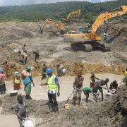 Avec plus de 200 morts entre 2014 et 2022 dans les mines de la région de l’Est Cameroun, les zones d’exploitation minière de plus en plus vastes créent un problème de sécurité alimentaire chez les populations environnantes.