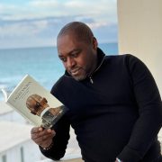 Dans son livre « 3 Allée Vauban : 25 ans dans les coulisses de l’immobilier », l’expert immobilier René Moundzika explore un secteur complexe et passionnant à travers les yeux d’un professionnel ayant accumulé un quart de siècle d’expérience.