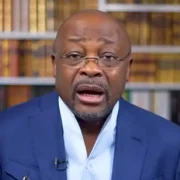 La conférence panafricaine MANSSAH, initialement prévue du 26 au 28 juin 2025 au Palais des Congrès de Lomé, a été reportée sine die, comme l’ont annoncé ses organisateurs dans un communiqué diffusé le mardi 17 juin. Présentée comme une plateforme d’envergure pour « repenser et transformer l’Afrique », cette initiative ambitieuse, qui devait rassembler plus de 10 000 participants — chefs d’État en exercice ou en retraite, chercheurs, artistes, entrepreneurs africains et membres de la diaspora — se heurte à des turbulences politiques croissantes et à une controverse alimentée par des accusations d’instrumentalisation du panafricanisme.