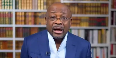 La conférence panafricaine MANSSAH, initialement prévue du 26 au 28 juin 2025 au Palais des Congrès de Lomé, a été reportée sine die, comme l’ont annoncé ses organisateurs dans un communiqué diffusé le mardi 17 juin. Présentée comme une plateforme d’envergure pour « repenser et transformer l’Afrique », cette initiative ambitieuse, qui devait rassembler plus de 10 000 participants — chefs d’État en exercice ou en retraite, chercheurs, artistes, entrepreneurs africains et membres de la diaspora — se heurte à des turbulences politiques croissantes et à une controverse alimentée par des accusations d’instrumentalisation du panafricanisme.
