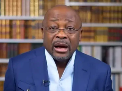 La conférence panafricaine MANSSAH, initialement prévue du 26 au 28 juin 2025 au Palais des Congrès de Lomé, a été reportée sine die, comme l’ont annoncé ses organisateurs dans un communiqué diffusé le mardi 17 juin. Présentée comme une plateforme d’envergure pour « repenser et transformer l’Afrique », cette initiative ambitieuse, qui devait rassembler plus de 10 000 participants — chefs d’État en exercice ou en retraite, chercheurs, artistes, entrepreneurs africains et membres de la diaspora — se heurte à des turbulences politiques croissantes et à une controverse alimentée par des accusations d’instrumentalisation du panafricanisme.
