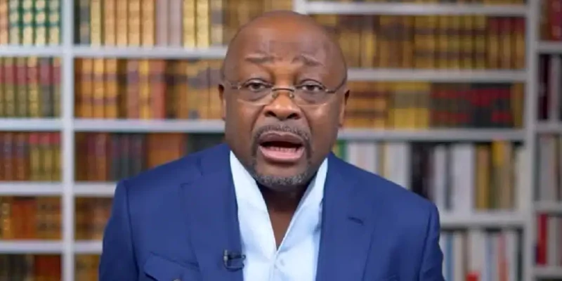 La conférence panafricaine MANSSAH, initialement prévue du 26 au 28 juin 2025 au Palais des Congrès de Lomé, a été reportée sine die, comme l’ont annoncé ses organisateurs dans un communiqué diffusé le mardi 17 juin. Présentée comme une plateforme d’envergure pour « repenser et transformer l’Afrique », cette initiative ambitieuse, qui devait rassembler plus de 10 000 participants — chefs d’État en exercice ou en retraite, chercheurs, artistes, entrepreneurs africains et membres de la diaspora — se heurte à des turbulences politiques croissantes et à une controverse alimentée par des accusations d’instrumentalisation du panafricanisme.