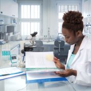 Dans le contexte actuel où la qualité des soins est au centre des préoccupations sanitaires, les laboratoires d’analyses médicales jouent un rôle stratégique. Pour garantir des résultats fiables et comparables, le respect des exigences qualité est fondamental. Parmi les outils de cette démarche qualité, l’étalonnage des instruments de mesure occupe une place centrale.