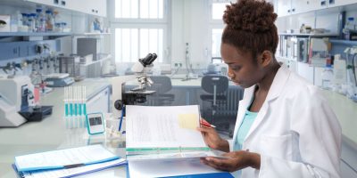 Dans le contexte actuel où la qualité des soins est au centre des préoccupations sanitaires, les laboratoires d’analyses médicales jouent un rôle stratégique. Pour garantir des résultats fiables et comparables, le respect des exigences qualité est fondamental. Parmi les outils de cette démarche qualité, l’étalonnage des instruments de mesure occupe une place centrale.