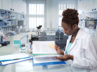 Dans le contexte actuel où la qualité des soins est au centre des préoccupations sanitaires, les laboratoires d’analyses médicales jouent un rôle stratégique. Pour garantir des résultats fiables et comparables, le respect des exigences qualité est fondamental. Parmi les outils de cette démarche qualité, l’étalonnage des instruments de mesure occupe une place centrale.