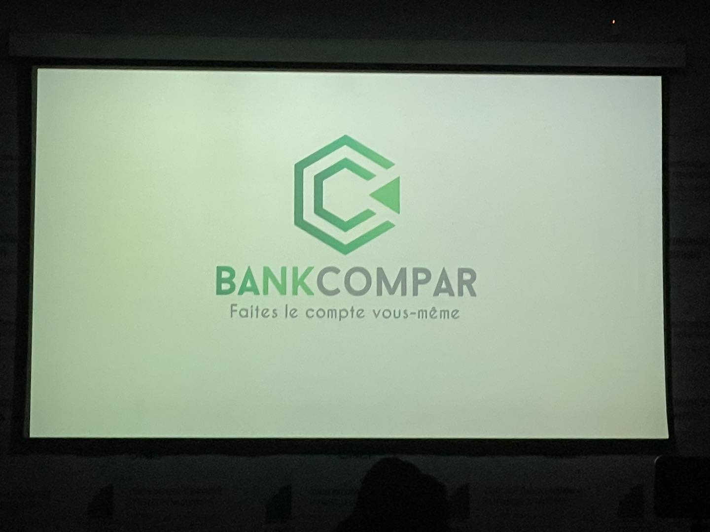 Ce vendredi 20 juin 2025, l’hôtel Hilton de Yaoundé a été le théâtre du lancement officiel de Bankcompar, une application numérique conçue par le Comité national économique et financier (CNEF). Présidée par le ministre délégué auprès du ministre des Finances, Yaouba Abdoulaye, en présence du ministre des Mines et des Industries Technologiques par intérim, Fuh Calistus Gentry, du ministre des Postes et Télécommunications, Minette Libon Li Likeng, du Secrétaire général du CNEF, Pierre Emmanuel Nkoa, la cérémonie a rassemblé de nombreux acteurs du secteur financier.