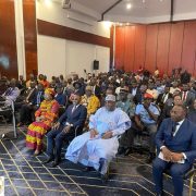 Ce vendredi 20 juin 2025, l’hôtel Hilton de Yaoundé a été le théâtre du lancement officiel de Bankcompar, une application numérique conçue par le Comité national économique et financier (CNEF). Présidée par le ministre délégué auprès du ministre des Finances, Yaouba Abdoulaye, en présence du ministre des Mines et des Industries Technologiques par intérim, Fuh Calistus Gentry, du ministre des Postes et Télécommunications, Minette Libon Li Likeng, du Secrétaire général du CNEF, Pierre Emmanuel Nkoa, la cérémonie a rassemblé de nombreux acteurs du secteur financier.
