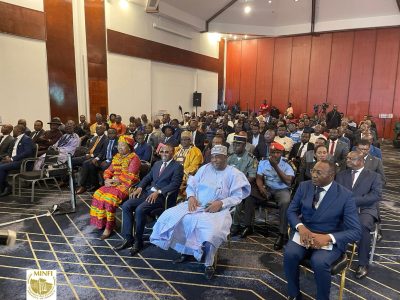 Ce vendredi 20 juin 2025, l’hôtel Hilton de Yaoundé a été le théâtre du lancement officiel de Bankcompar, une application numérique conçue par le Comité national économique et financier (CNEF). Présidée par le ministre délégué auprès du ministre des Finances, Yaouba Abdoulaye, en présence du ministre des Mines et des Industries Technologiques par intérim, Fuh Calistus Gentry, du ministre des Postes et Télécommunications, Minette Libon Li Likeng, du Secrétaire général du CNEF, Pierre Emmanuel Nkoa, la cérémonie a rassemblé de nombreux acteurs du secteur financier.