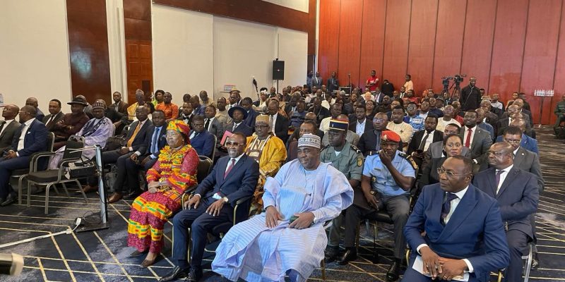 Ce vendredi 20 juin 2025, l’hôtel Hilton de Yaoundé a été le théâtre du lancement officiel de Bankcompar, une application numérique conçue par le Comité national économique et financier (CNEF). Présidée par le ministre délégué auprès du ministre des Finances, Yaouba Abdoulaye, en présence du ministre des Mines et des Industries Technologiques par intérim, Fuh Calistus Gentry, du ministre des Postes et Télécommunications, Minette Libon Li Likeng, du Secrétaire général du CNEF, Pierre Emmanuel Nkoa, la cérémonie a rassemblé de nombreux acteurs du secteur financier.