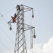 La ville de Bafia, chef-lieu du département du Mbam-et-Inoubou, traverse une crise énergétique sans précédent depuis plusieurs mois. Les habitants, exaspérés, dénoncent des coupures d’électricité répétées, longues et imprévisibles, qui paralysent leur quotidien et étouffent progressivement l’économie locale.