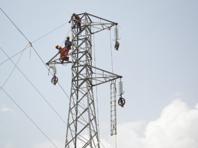 La ville de Bafia, chef-lieu du département du Mbam-et-Inoubou, traverse une crise énergétique sans précédent depuis plusieurs mois. Les habitants, exaspérés, dénoncent des coupures d’électricité répétées, longues et imprévisibles, qui paralysent leur quotidien et étouffent progressivement l’économie locale.