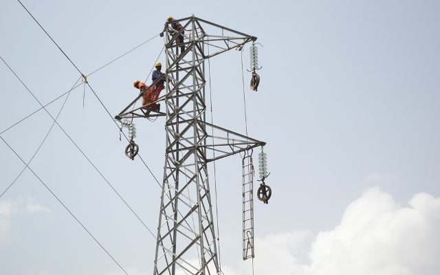 La ville de Bafia, chef-lieu du département du Mbam-et-Inoubou, traverse une crise énergétique sans précédent depuis plusieurs mois. Les habitants, exaspérés, dénoncent des coupures d’électricité répétées, longues et imprévisibles, qui paralysent leur quotidien et étouffent progressivement l’économie locale.