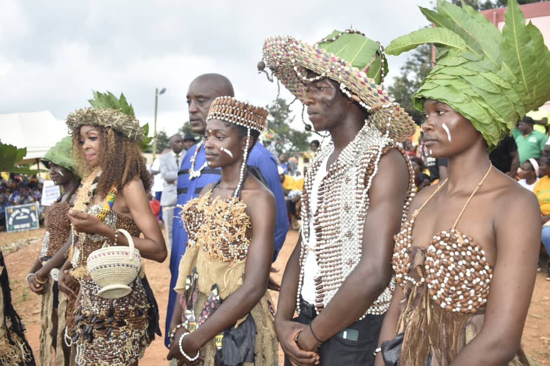 Du 26 au 28 juin 2025, l’esplanade de la préfecture de Bafia accueillera la deuxième édition de la Foire artisanale du cauris, bambous et perles végétales (FACBAPEV), après une première édition réussie l'an dernier au Rim Touristique de Lablé. Cet événement inédit vise à allier tradition, créativité et stratégies de développement local.
