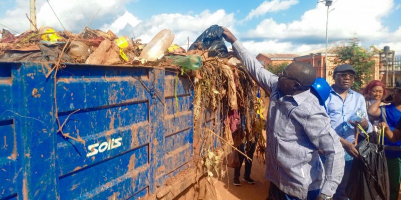 Dans le cadre de la Journée mondiale de l'Environnement le 5 juin dernier, une cinquantaine de journalistes membres du Syndicat des Professionnels de l'Information et de la Communication (SPIC) se sont joints au maire de cette commune de la région de l'Est Cameroun pour une action citoyenne.