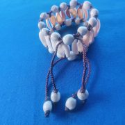 Du 26 au 28 juin 2025, la ville de Bafia, située dans la région du Centre du Cameroun, accueillera la deuxième édition de la Foire artisanale du cauris, bambous et perles végétales. Cet événement singulier se positionne à l’intersection de l’art, de la tradition et de l’économie sociale. Portée par l’Association Wissûmatê (Association de Promotion des Cultures et d’Harmonisation des Langues Uki), cette manifestation vise à faire de l’artisanat un véritable moteur de développement et d’insertion professionnelle. La thématique choisie pour cette édition est : « Productions artisanales de cauris, bambou et perles végétales : atout pour l'insertion socio-professionnelle. »