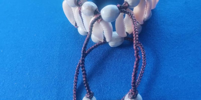 Du 26 au 28 juin 2025, la ville de Bafia, située dans la région du Centre du Cameroun, accueillera la deuxième édition de la Foire artisanale du cauris, bambous et perles végétales. Cet événement singulier se positionne à l’intersection de l’art, de la tradition et de l’économie sociale. Portée par l’Association Wissûmatê (Association de Promotion des Cultures et d’Harmonisation des Langues Uki), cette manifestation vise à faire de l’artisanat un véritable moteur de développement et d’insertion professionnelle. La thématique choisie pour cette édition est : « Productions artisanales de cauris, bambou et perles végétales : atout pour l'insertion socio-professionnelle. »