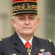 La visite officielle de Hubert Bonneau, directeur général de la Gendarmerie nationale française, au Cameroun pour une mission de travail de deux jours, suscite une vive réaction dans le paysage politique camerounais. Le mouvement d’opposition Peuple Uni pour la Rénovation Sociale (PURS) s’oppose à ce séjour qu’il considère comme une nouvelle manifestation de l’emprise sécuritaire étrangère.