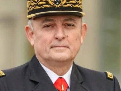 La visite officielle de Hubert Bonneau, directeur général de la Gendarmerie nationale française, au Cameroun pour une mission de travail de deux jours, suscite une vive réaction dans le paysage politique camerounais. Le mouvement d’opposition Peuple Uni pour la Rénovation Sociale (PURS) s’oppose à ce séjour qu’il considère comme une nouvelle manifestation de l’emprise sécuritaire étrangère.
