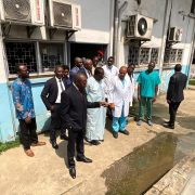 En pleine saison des pluies, période propice à l’explosion des cas de paludisme, le ministre camerounais de la Santé publique, Dr Malachie Manaouda, a effectué, le mardi 10 juin, une tournée inopinée dans plusieurs formations sanitaires de la capitale économique. L’objectif de cette visite était de constater, sans fard ni préparatifs, la qualité des soins et des infrastructures dans une ville qui concentre à elle seule plus de 15 % de la population du pays.