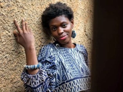 La scène artistique s'apprête à accueillir une figure emblématique : Jade Slamour, une virtuose aux multiples facettes, qui illuminera la Foire artisanale des cauris, bambous et perles végétales qui se tiendra à Bafia, dans la région du Centre, du 26 au 28 juin. Slameuse, chanteuse, poétesse et écrivaine, Jade explore avec passion les méandres des arts littéraires, tout en se démarquant comme une dessinatrice autodidacte d'exception.